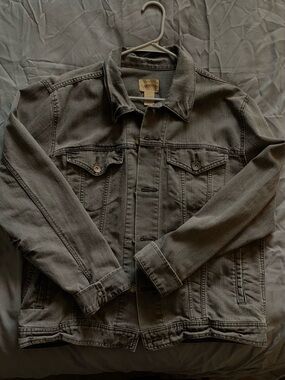 Men's Gray Denim Jacket - Classic Trucker Style